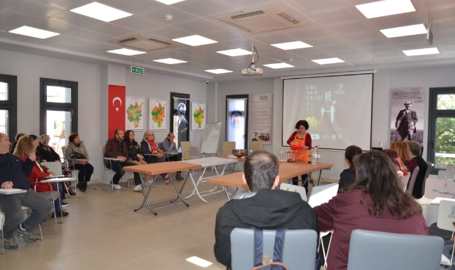 Üretici Pazarında çocuklara tohum, ailelerine sirke yapım atölyesi