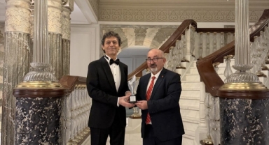 Akif Manaf’a Bir Barış Ödülü Daha: Dünyaca Ünlü Yazar Egeyön Barış Ödülünü Aldı