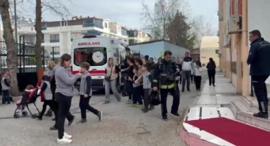 Antalya’da ilkokulda yangın çıktı, öğrenciler tahliye edildi