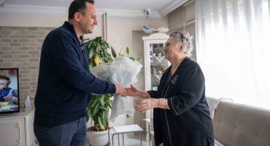 Başkan Eşki Bornova’nın çınarlarını evlerinde ziyaret etti