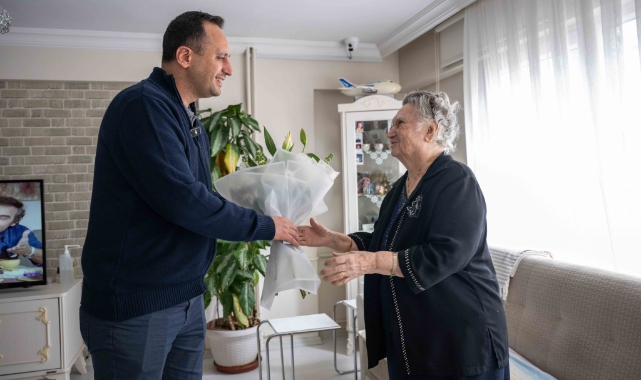 Başkan Eşki Bornova’nın çınarlarını evlerinde ziyaret etti