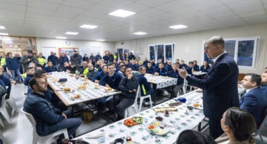 Başkan Tugay, mesaiye emekçi ile başladı