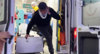 Bıçaklanarak yaralandılar, sedyeden atlayıp gazetecilere saldırdılar!