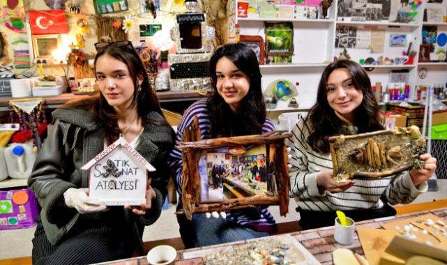 Bornova’da gençler atıkları sanata dönüştürdü