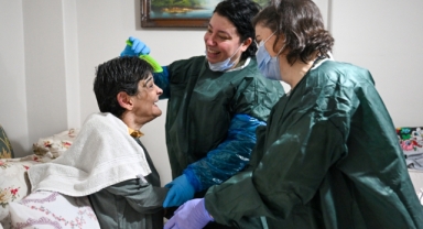 Bornova’da yaşlı ve engelliler evlerinde yalnız değil