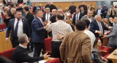 Büyükşehir'de sesler yükseldi... Meclis tatil ilan edildi!