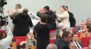 Büyükşehir Meclisinde 'Basmane Çukuru' eylemi!