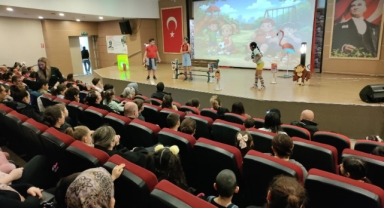Çiğli’de minikler mikroplara karşı sahneye çıktı