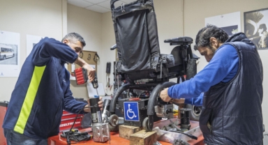 Engelli yurttaş yolda kalmıyor! İzmir’den 'özgürlük istasyonu'