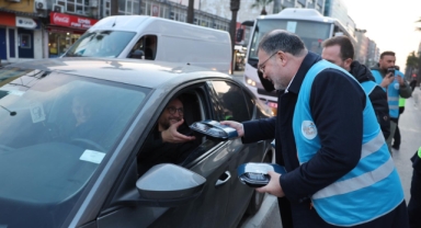İl Başkanı Saygılı, trafikte kalanlara iftariyelik dağıttı