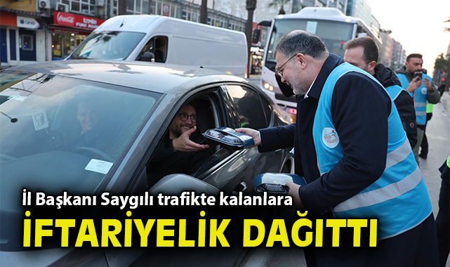 İl Başkanı Saygılı, trafikte kalanlara iftariyelik dağıttı  