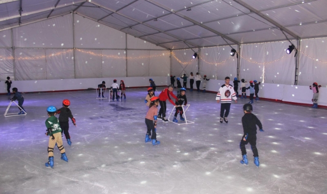İzmir'de öğrenciler buz pistinde buluştu