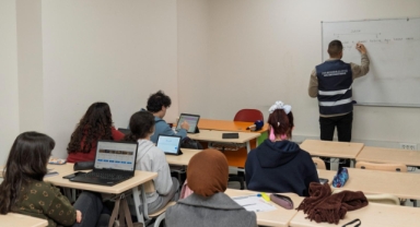 İzmirli öğrencilere yapay zekâ destekli matematik