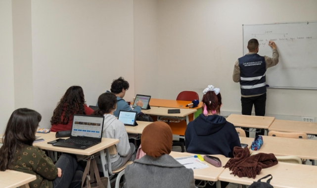 İzmirli öğrencilere yapay zekâ destekli matematik