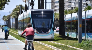 Karşıyaka’da deniz taştı… Tramvay seferleri iptal!