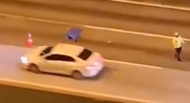 Otoyolda karşıya geçmeye çalışırken tırın altında kaldı!