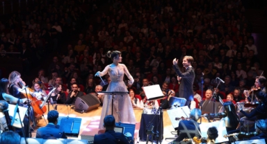 Şevval Sam hem söyledi hem yönetti