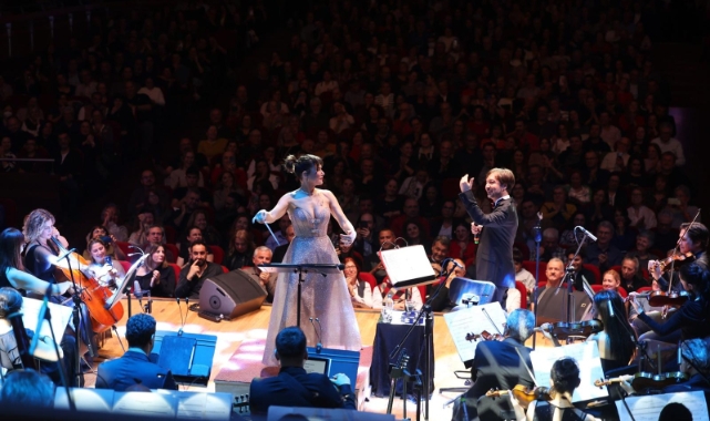 Şevval Sam hem söyledi hem yönetti