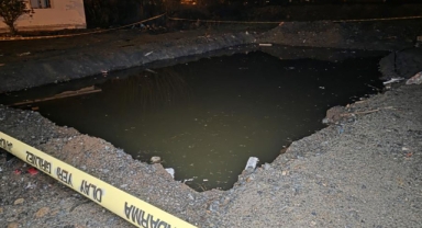 Su dolu temelin içindeki toplarını almak isterken düşen 2 kardeş öldü