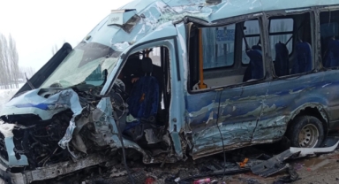 Yolcu minibüsü ile otobüs çarpıştı: Çok sayıda yaralı var