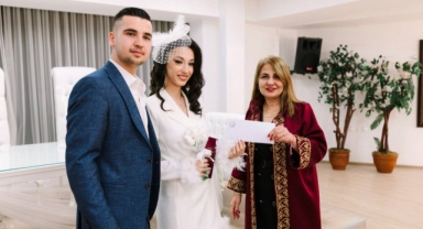 Balçova’da yeni evlenen çiftlere alışveriş kartı desteği