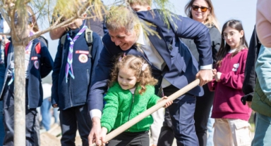 Başkan Tugay çocuklara verdiği sözü tuttu, fidanlar toprakla buluştu