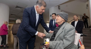 Başkan Tugay huzurevi sakinleriyle bayramlaştı