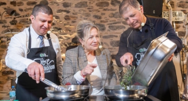 Başkan Tugay Tire’de önlük giydi, mutfağa girdi, yemek yaptı