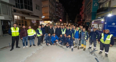Başkan Tugay yol emekçileriyle gece mesaisinde buluştu