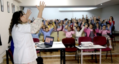 Bayraklı’da 14 okulda 2 bin 200 öğrenciye hijyen eğitimi