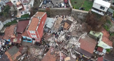 Bitişik halde bulunan 2 gecekondu çöktü