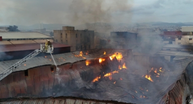 Buca’daki yangında Büyükşehir itfaiyesinin zamanla yarışı