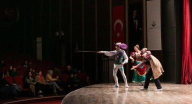 “Don Kişot” minik izleyicileri büyüledi