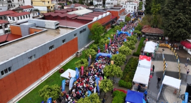 Efes Ultra Maraton 2026’da binlerce koşucu yağmura rağmen dünya mirasını keşfetti