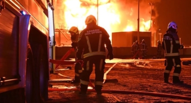 İran, Bahreyn'de yakıt tanklarını vurdu