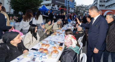 İzmir Büyükşehir Belediyesi'nin iftar sofrası Kemeraltı'nda kuruldu