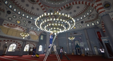 İzmir’in camilerinde bayram temizliği