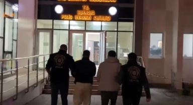 Kapıyı 'polisiz' diyerek açtırdılar, silahla vurup 550 bin lira parayı çaldılar