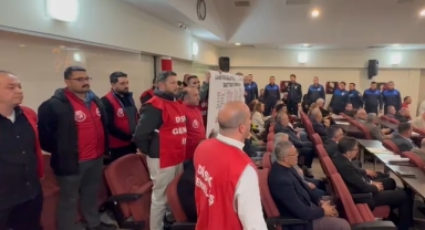 Karşıyaka Meclisi'nde Kent AŞ işçilerinden maaş protestosu!