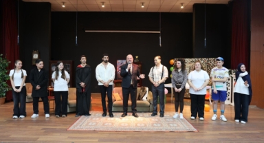 Menemenli oyuncular sahnede yıldızlaştı