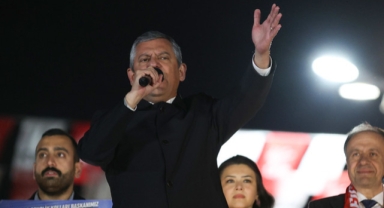 Özgür Özel’den mitingde Münir Demir’e azar!