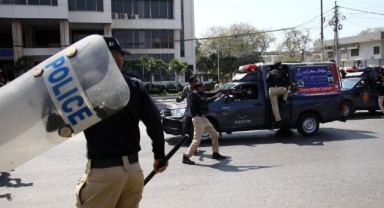 Pakistan'da ABD Büyükelçiliği önünde protesto: 8 ölü