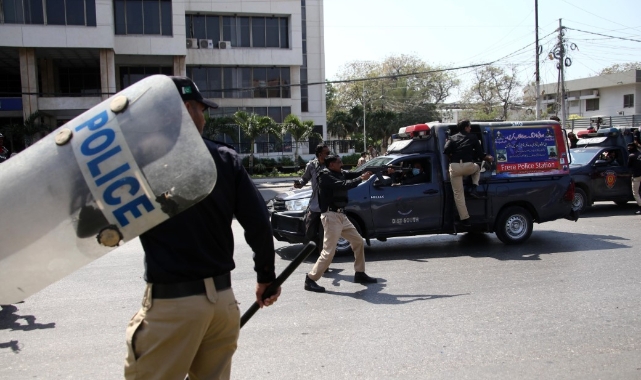 Pakistan'da ABD Büyükelçiliği önünde protesto: 8 ölü