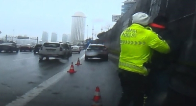 Trafikte boğanıza şeker kaçtı, polisin Heimlich manevrası ile hayata döndü