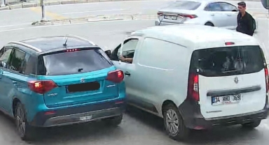 Trafikte dehşet anları… Beyzbol sopasıyla saldırdılar!