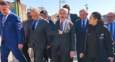 Vali Köşger açıklama yaptığı sırada artçı depreme yakalandı