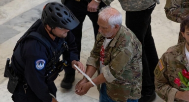 ABD Kongresinde İran savaşını protesto eden gazilere gözaltı