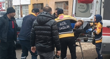 Boşanma aşamasında olduğu eşini dört yerinden bıçaklayıp eve kilitledi