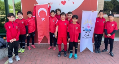 Çiğli’de geleceğin futbolcuları bilimsel ve çok yönlü yetişiyor