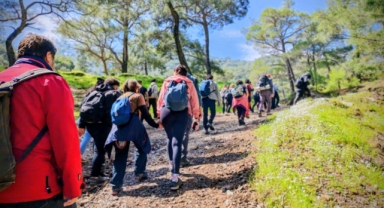 Efes Mimas Yolu’nda bahar yürüyüşü